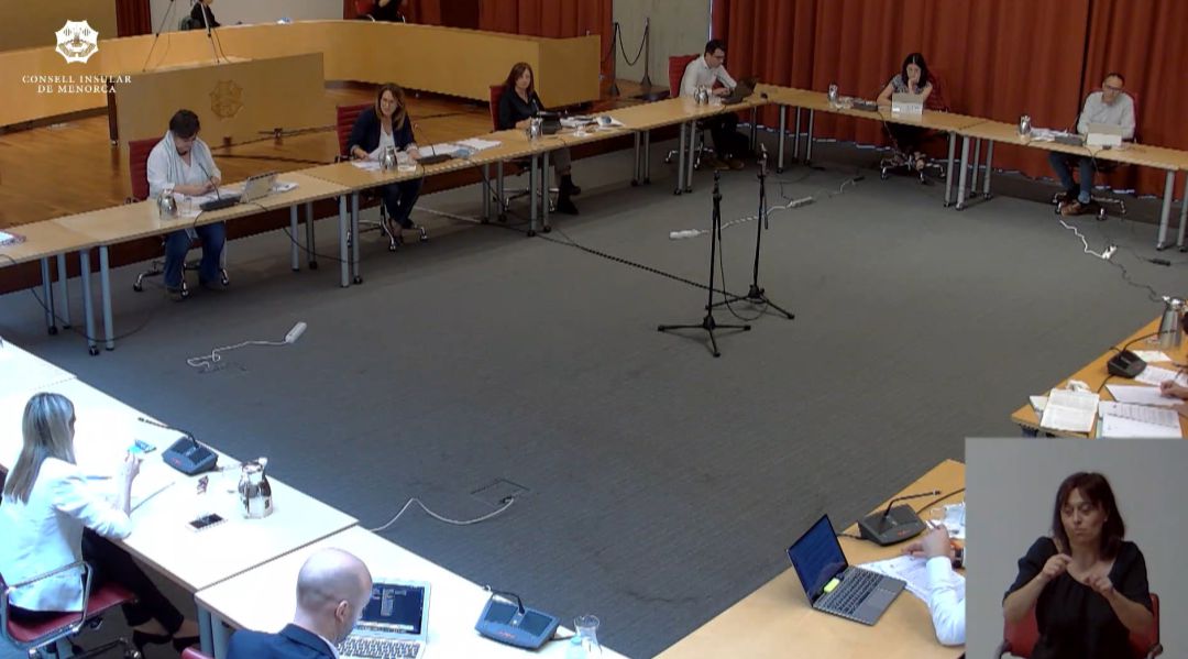 El Ple del Consell es va celebrar enmig de moltes mesures de seguretat per evitar contagis. El Ple del Consell es va celebrar enmig de moltes mesures de seguretat per evitar contagis.