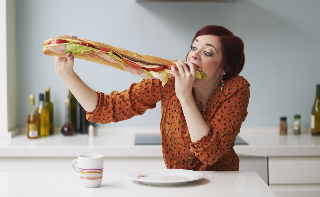 Entrantes, ensaladas, hamburguesas, sandwiches, perritos, y hasta menú vegano, son algunas de las especialidades de La Boca Te Lía, junto con sus famosos bocadillos Entrantes, ensaladas, hamburguesas, sandwiches, perritos, y hasta menú vegano, son algunas de las especialidades de La Boca Te Lía, junto con sus famosos bocadillos