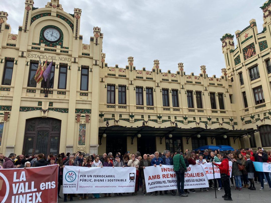 Imatge de l'última manifestació, el passat 8 de març, per un tren just Imatge de l'última manifestació, el passat 8 de març, per un tren just