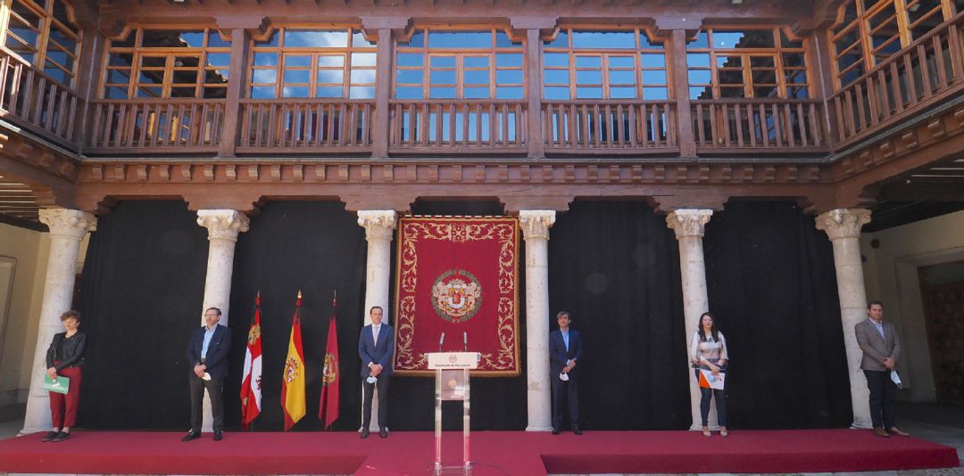 Los representantes de los grupos parlamentarios de la Diputación tras la firma del acuerdo del Plan de Choque. Los representantes de los grupos parlamentarios de la Diputación tras la firma del acuerdo del Plan de Choque.