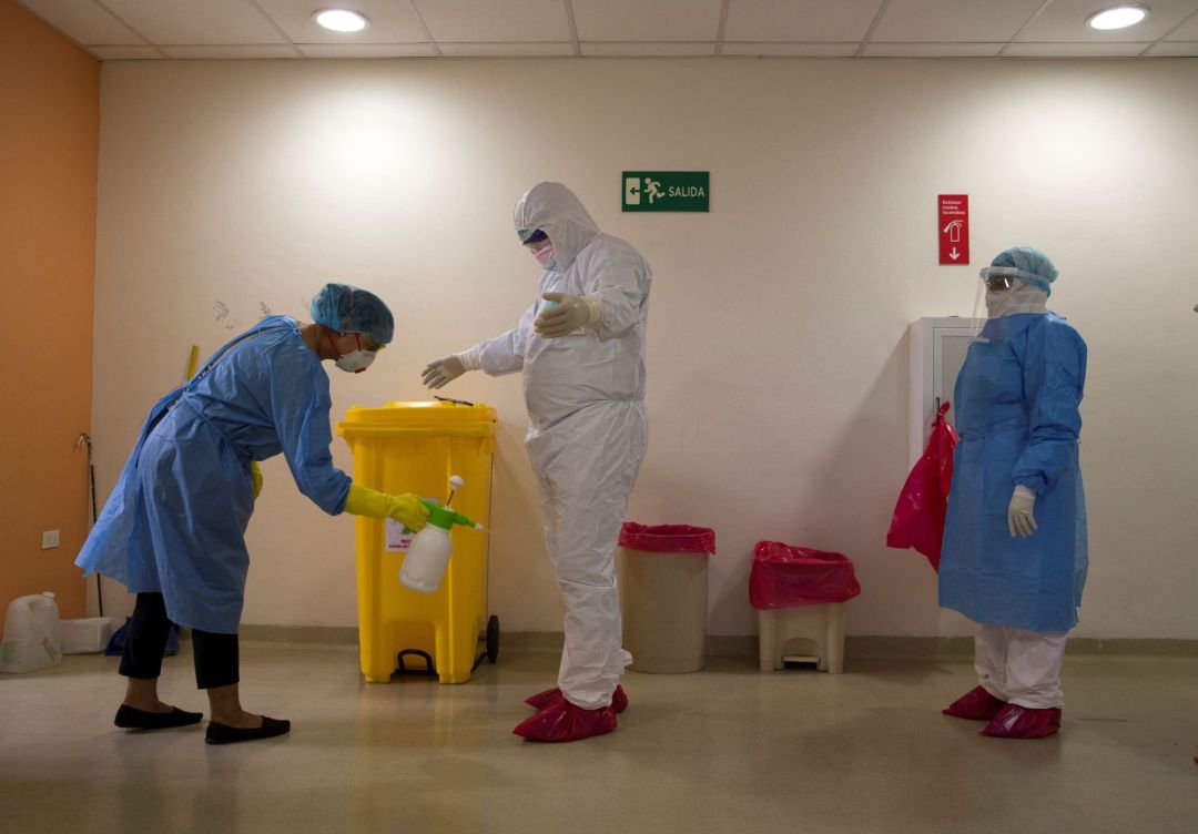 Los sanitarios se desinfectan día a día. Los sanitarios se desinfectan día a día.