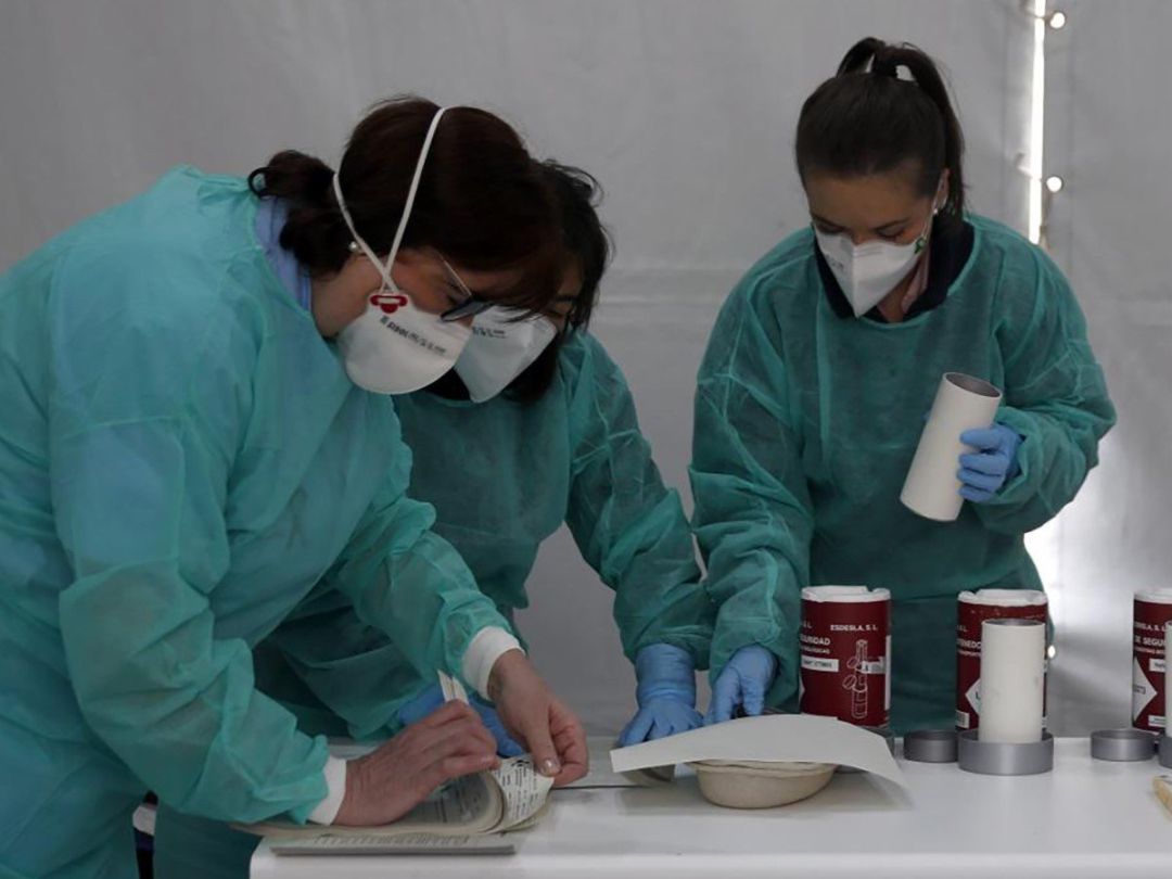 Tres sanitarias desempeñan su labor durante la actual pandemia. Tres sanitarias desempeñan su labor durante la actual pandemia.