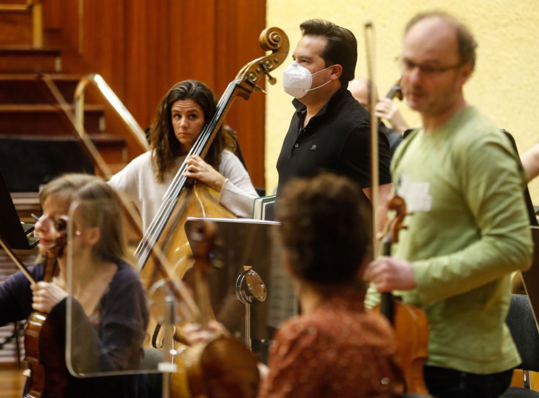 El director de la Orquesta de Euskadi, el norteamericano Robert Treviño, con mascarilla, durante uno de los ensayos. El director de la Orquesta de Euskadi, el norteamericano Robert Treviño, con mascarilla, durante uno de los ensayos.