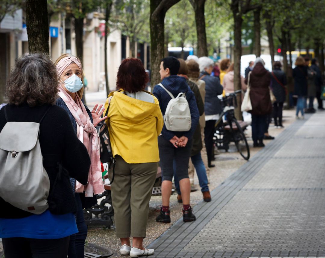 Vista de la cola para acceder a un comercio de labores y costura en San Sebastián. Vista de la cola para acceder a un comercio de labores y costura en San Sebastián.