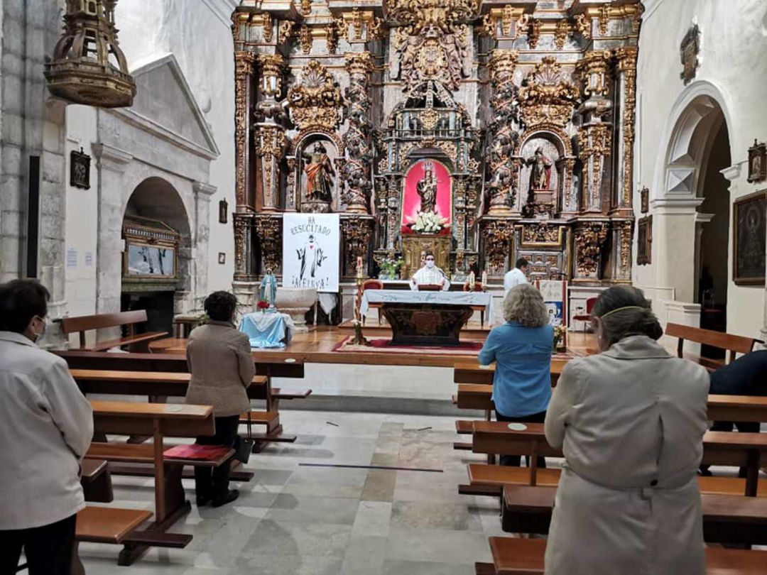 Fieles de Cuéllar participan en la misa en la iglesia de San Miguel el primer día de apertura al culto Fieles de Cuéllar participan en la misa en la iglesia de San Miguel el primer día de apertura al culto