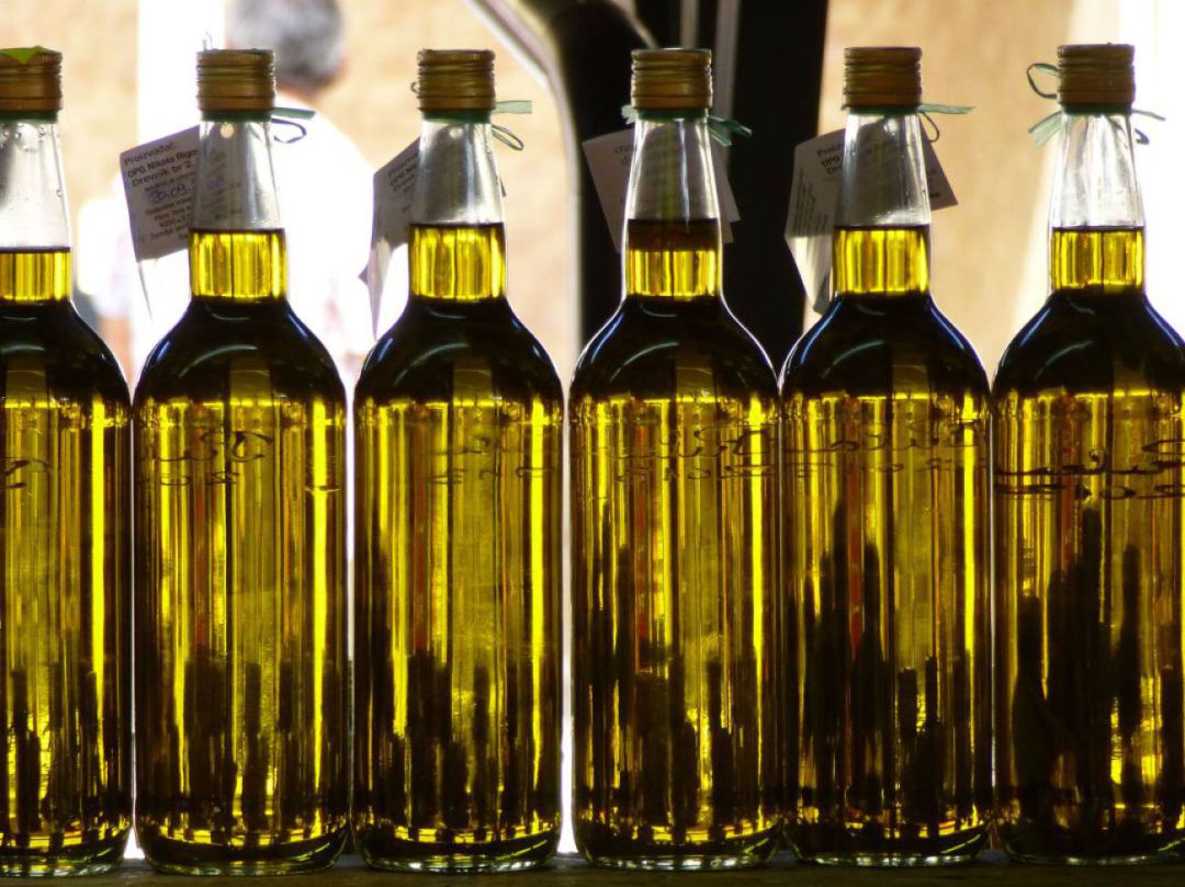 Imagen de archivo de botellas con aceite de oliva Imagen de archivo de botellas con aceite de oliva