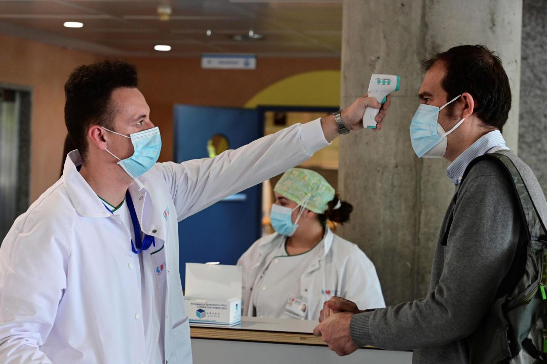 Un sanitario toma la temperatura a un hombre que accede al Hospital de Alcorcón en Madrid, este lunes. Un sanitario toma la temperatura a un hombre que accede al Hospital de Alcorcón en Madrid, este lunes.