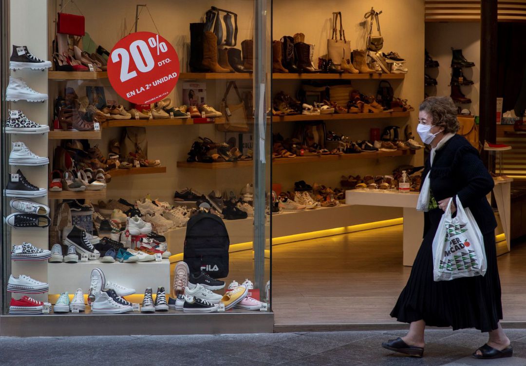 Un comercio de Sevilla anuncia descuentos después de que el Gobierno haya publicado en el BOE la posibilidad de que haya rebajas en la Fase 1 e incluso en Fase 0 Un comercio de Sevilla anuncia descuentos después de que el Gobierno haya publicado en el BOE la posibilidad de que haya rebajas en la Fase 1 e incluso en Fase 0