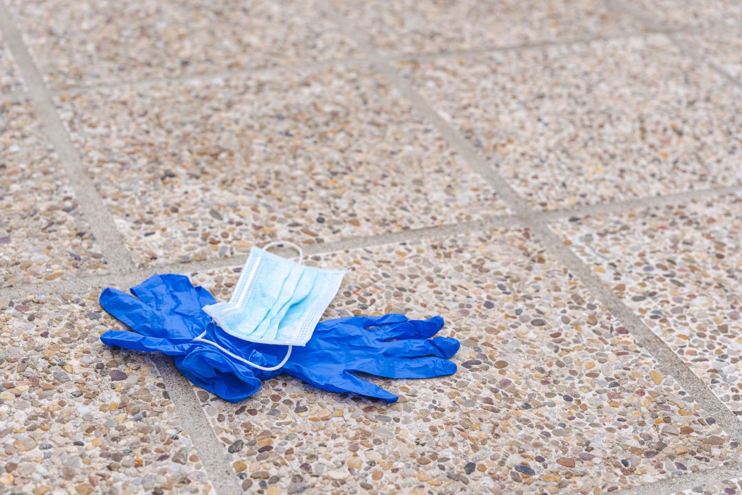Los guantes y las mascarillas deben tirarse al contenedor gris ya que son productos que pueden estar contaminados y no se pueden reciclar. Los guantes y las mascarillas deben tirarse al contenedor gris ya que son productos que pueden estar contaminados y no se pueden reciclar.