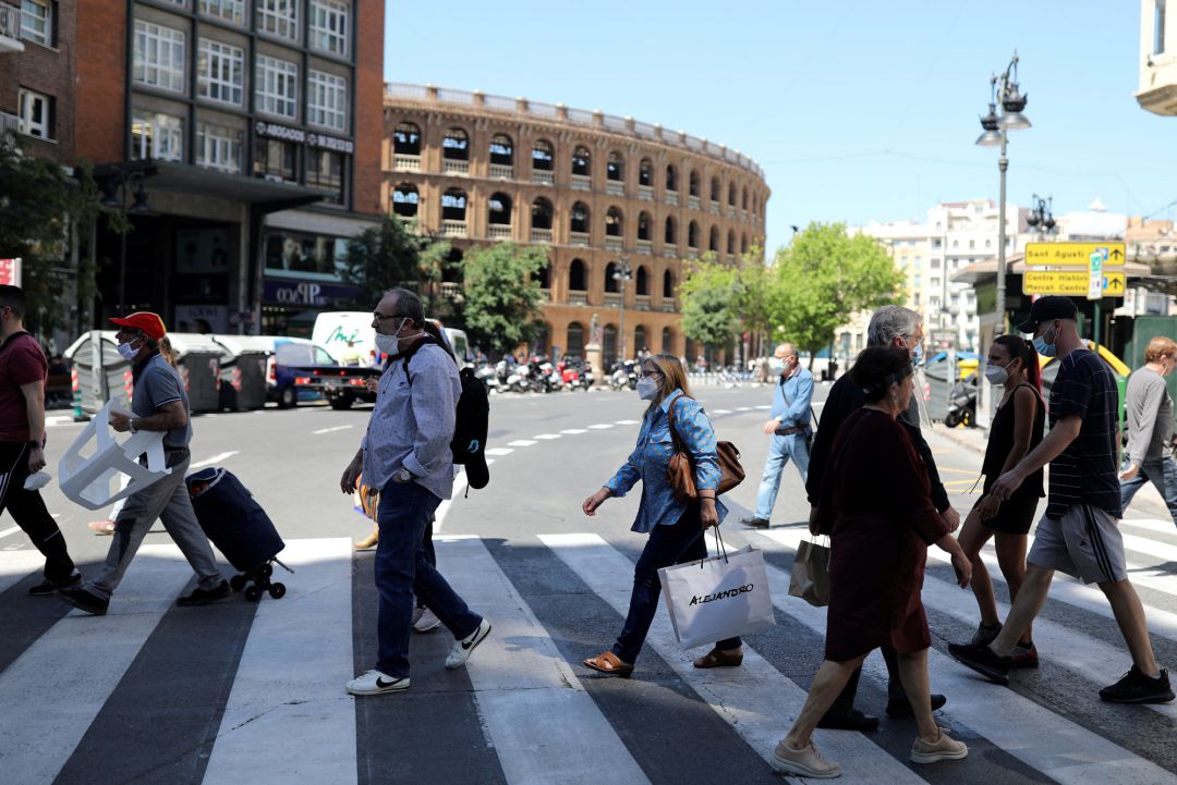 Gente cruzando en una de las centricas calles de València durante la fase 1 Gente cruzando en una de las centricas calles de València durante la fase 1