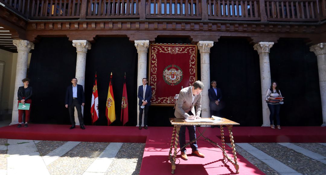 Conrado Íscar, presidente de la Diputación Provincial de Valladolid, junto a los grupos políticos de la institución Conrado Íscar, presidente de la Diputación Provincial de Valladolid, junto a los grupos políticos de la institución