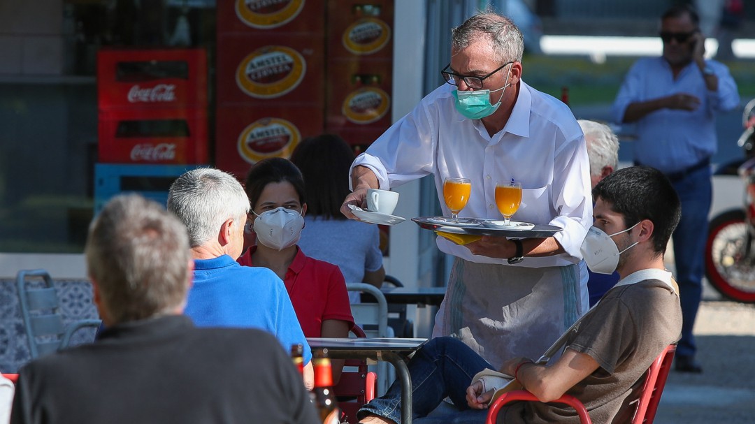 AcunhaDos le canta al terraceo con la eurovisiva versión del "Hablar pegados"