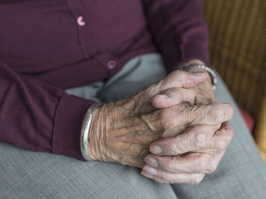 Manos de una anciana Manos de una anciana