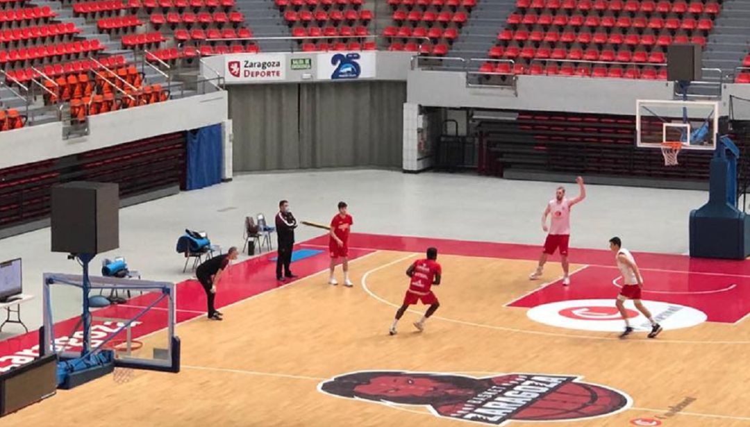 Los jugadores de Casademont en el primer entrenamiento por grupos en el pabellón Príncipe Felipe Los jugadores de Casademont en el primer entrenamiento por grupos en el pabellón Príncipe Felipe