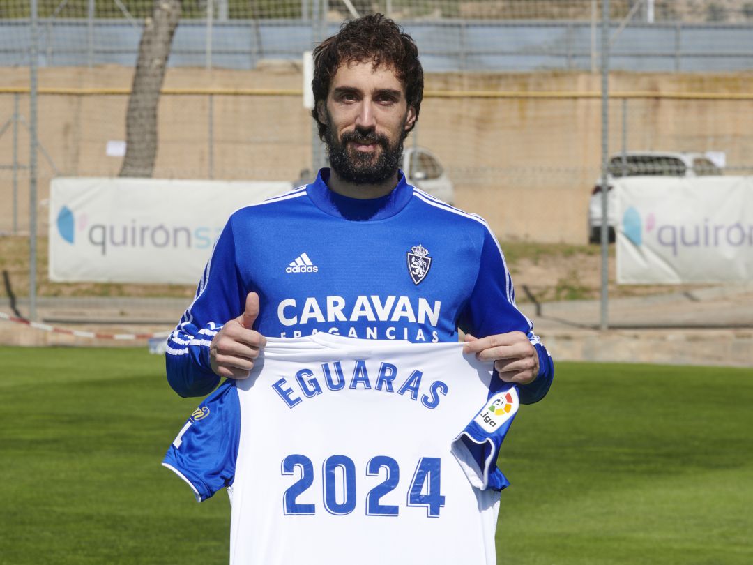 Eguras posa con la camiseta del Real Zaragoza con la fecha de su contrato Eguras posa con la camiseta del Real Zaragoza con la fecha de su contrato