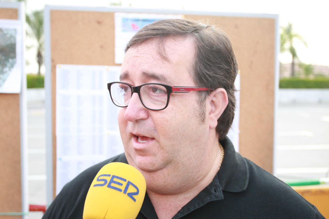 El concejal de Deportes atendiendo a la Cadena SER. El concejal de Deportes atendiendo a la Cadena SER.