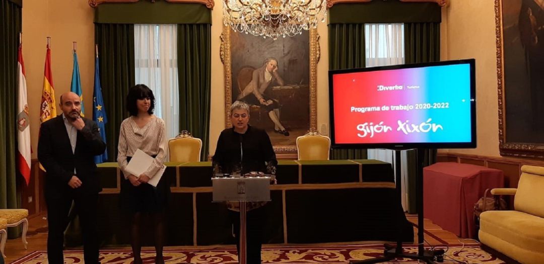 Angela Baños duramte un acto con la alcaldesa y el concejal de Turismo. Angela Baños duramte un acto con la alcaldesa y el concejal de Turismo.