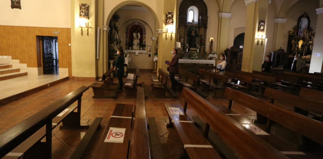 Celebración religiosa en el interior de una iglesia Celebración religiosa en el interior de una iglesia