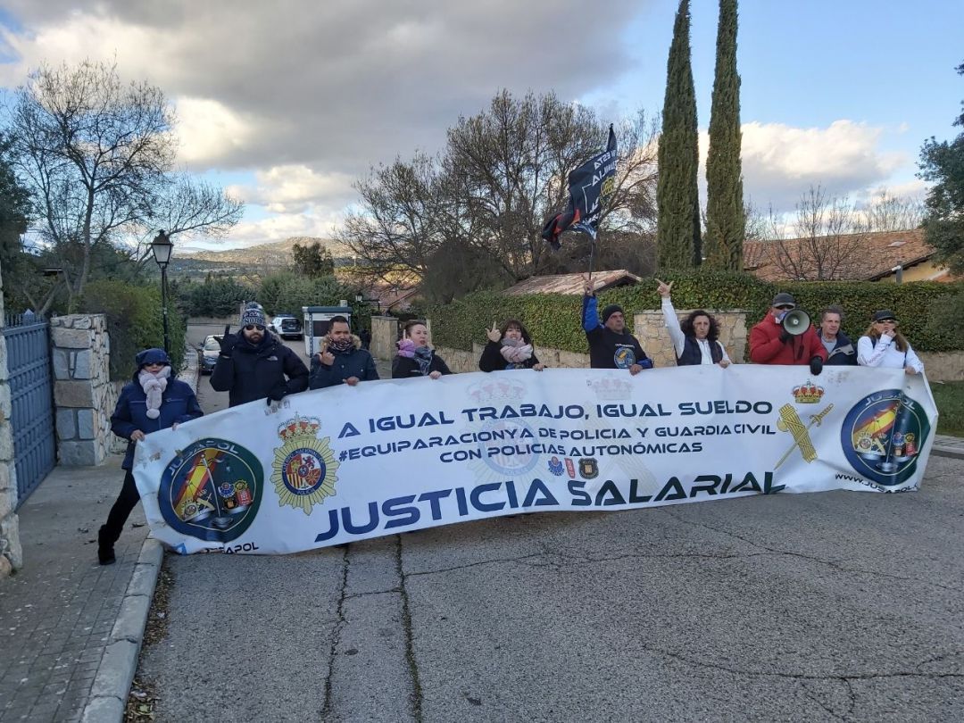 Ocho policías nacionales y una guardia civil miembros de la asociación han recibido los expedientes disciplinarios Ocho policías nacionales y una guardia civil miembros de la asociación han recibido los expedientes disciplinarios