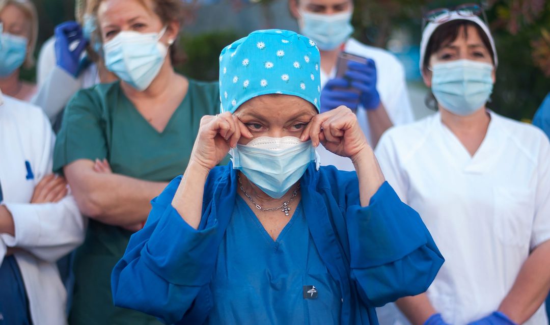 Una sanitaria española llora emocionada. Una sanitaria española llora emocionada.