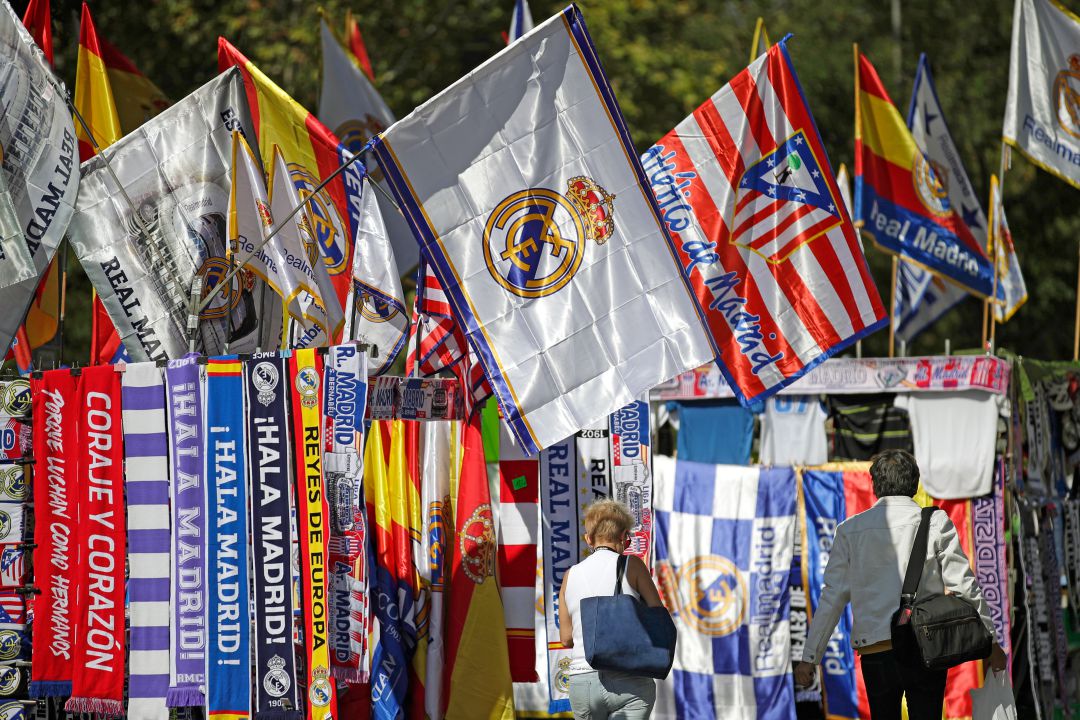 Banderas del Atlético y del Real Madrid antes de un derbi madrileño. Banderas del Atlético y del Real Madrid antes de un derbi madrileño.