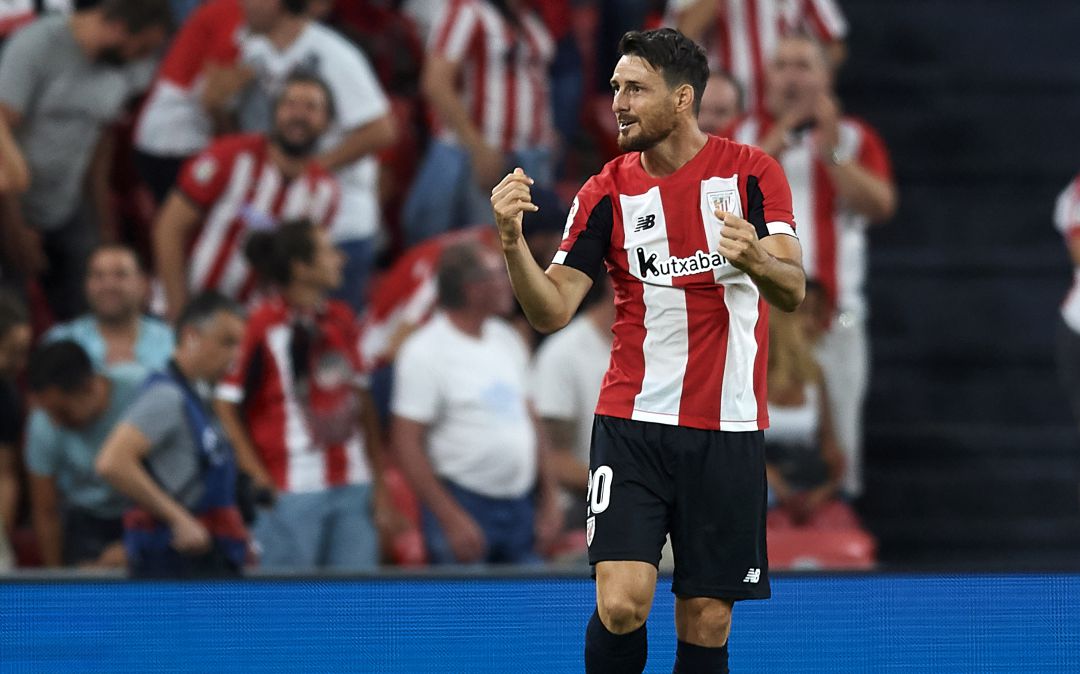 Aduriz celebra su célebre gol de chilena al Barcelona en el arranque de la Liga 2019-20. Aduriz celebra su célebre gol de chilena al Barcelona en el arranque de la Liga 2019-20.
