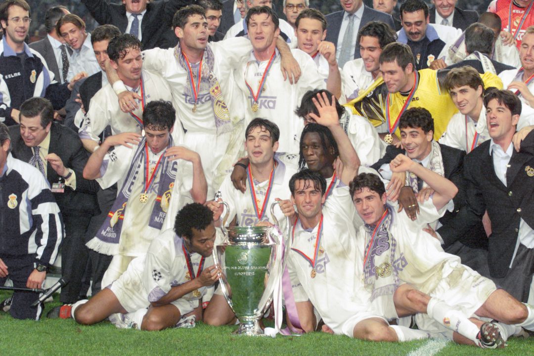 Los jugadores del Madrid celebran la victoria con el trofeo tras ganar la final de la Champions contra la Juventus. Los jugadores del Madrid celebran la victoria con el trofeo tras ganar la final de la Champions contra la Juventus.