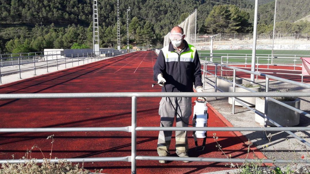 Operarios desinfectando el polideportivo Francisco Laporta Operarios desinfectando el polideportivo Francisco Laporta