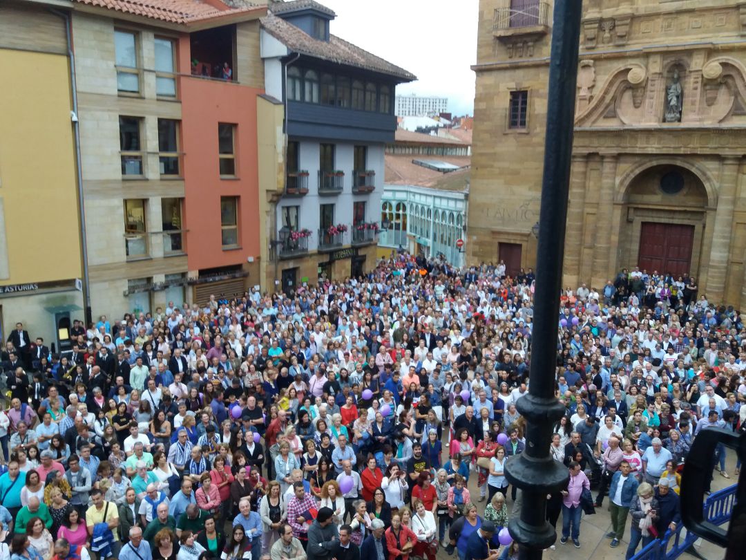 Los ovetenses concentrados bajo los balcones del Ayuntamiento de Oviedo para escuchar el pregón de las Fiestas de San Mateo del año pasado. Los ovetenses concentrados bajo los balcones del Ayuntamiento de Oviedo para escuchar el pregón de las Fiestas de San Mateo del año pasado.
