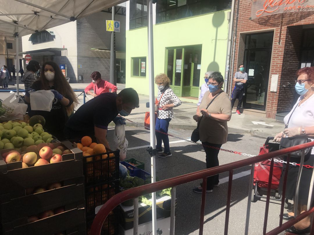 "Muy bien organizado, pero hay que acostumbrar a la gente a guardar las distancias", decían los propietarios de los puestos "Muy bien organizado, pero hay que acostumbrar a la gente a guardar las distancias", decían los propietarios de los puestos