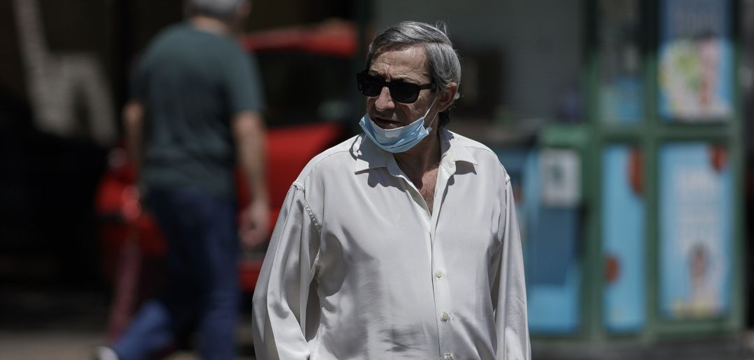 Un hombre por la calle protegido con mascarillas tras el anuncio realizado por el Gobierno Un hombre por la calle protegido con mascarillas tras el anuncio realizado por el Gobierno