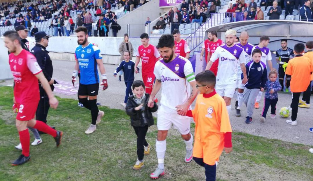 Los jugadores de Real Jaén y Torreperogil salen al campo en el partido de liga disputado este año. Los jugadores de Real Jaén y Torreperogil salen al campo en el partido de liga disputado este año.