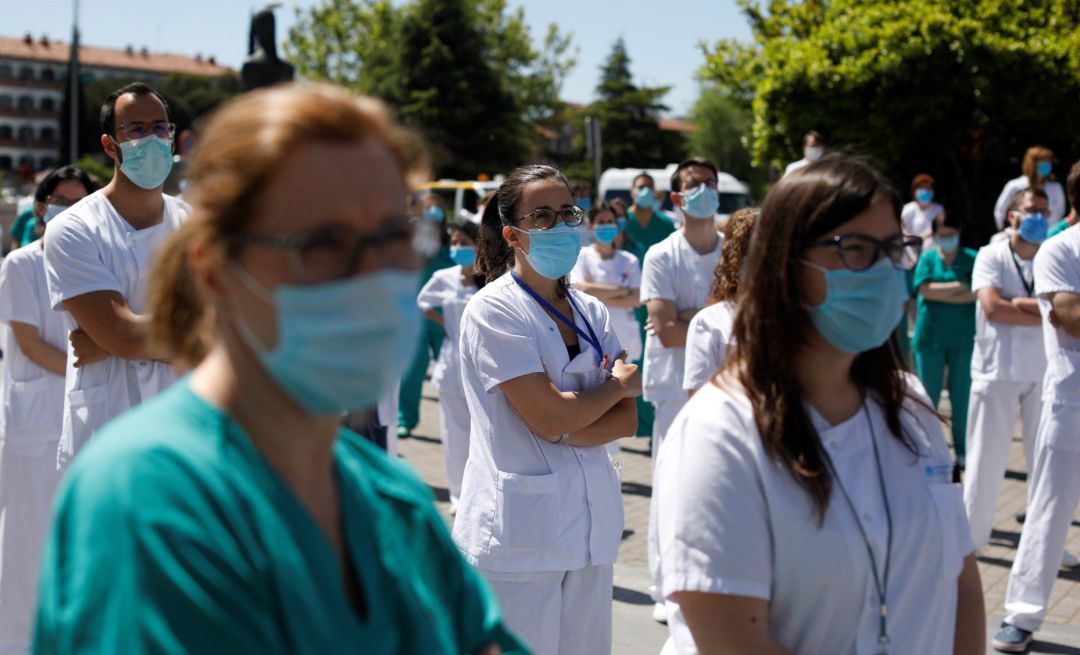 Varios profesionales sanitarios protegidos con mascarillas. Varios profesionales sanitarios protegidos con mascarillas.