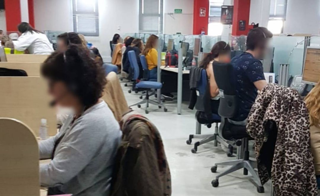 Teleoperadores en su centro de trabajo Teleoperadores en su centro de trabajo