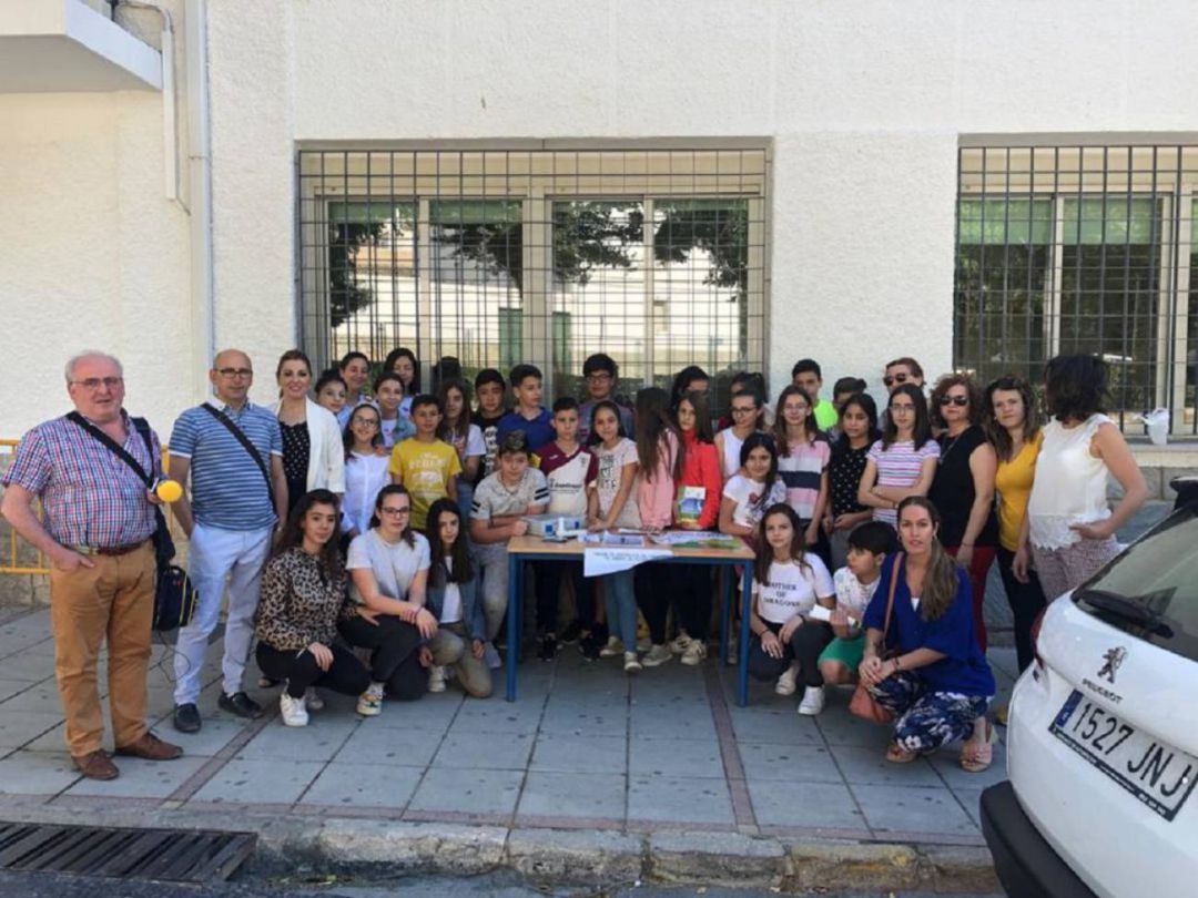Grupo de alumnos y alumnas, y representantes de instituciones, que participaron en el programa en 2019 Grupo de alumnos y alumnas, y representantes de instituciones, que participaron en el programa en 2019