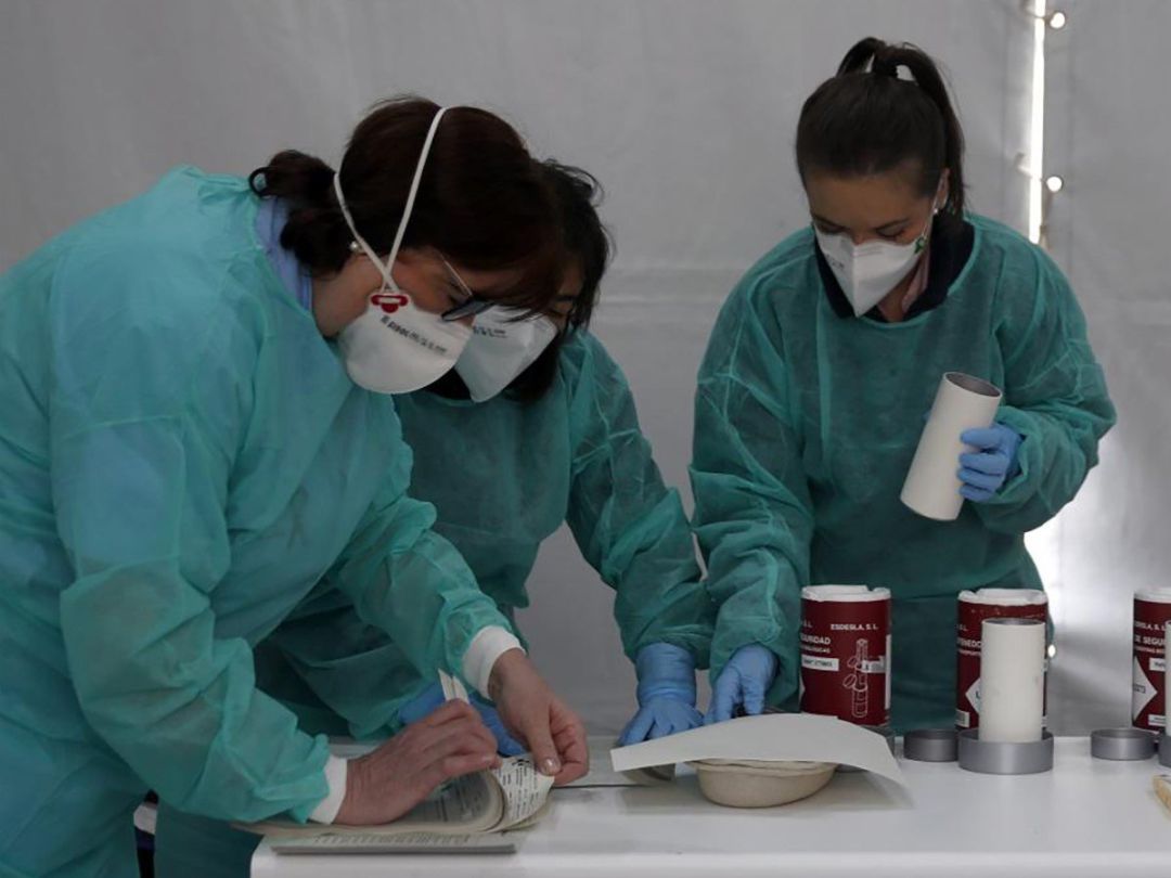 Imagen de archivo de unas enfermeras trabajando con mascarillas. Imagen de archivo de unas enfermeras trabajando con mascarillas.