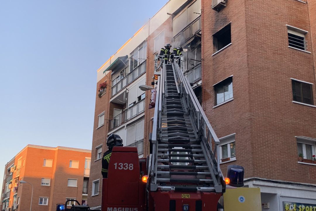 Bomberos del Ayuntamiento de Madrid combaten las llamas del edificio incendiado este miércoles en Villaverde. Bomberos del Ayuntamiento de Madrid combaten las llamas del edificio incendiado este miércoles en Villaverde.