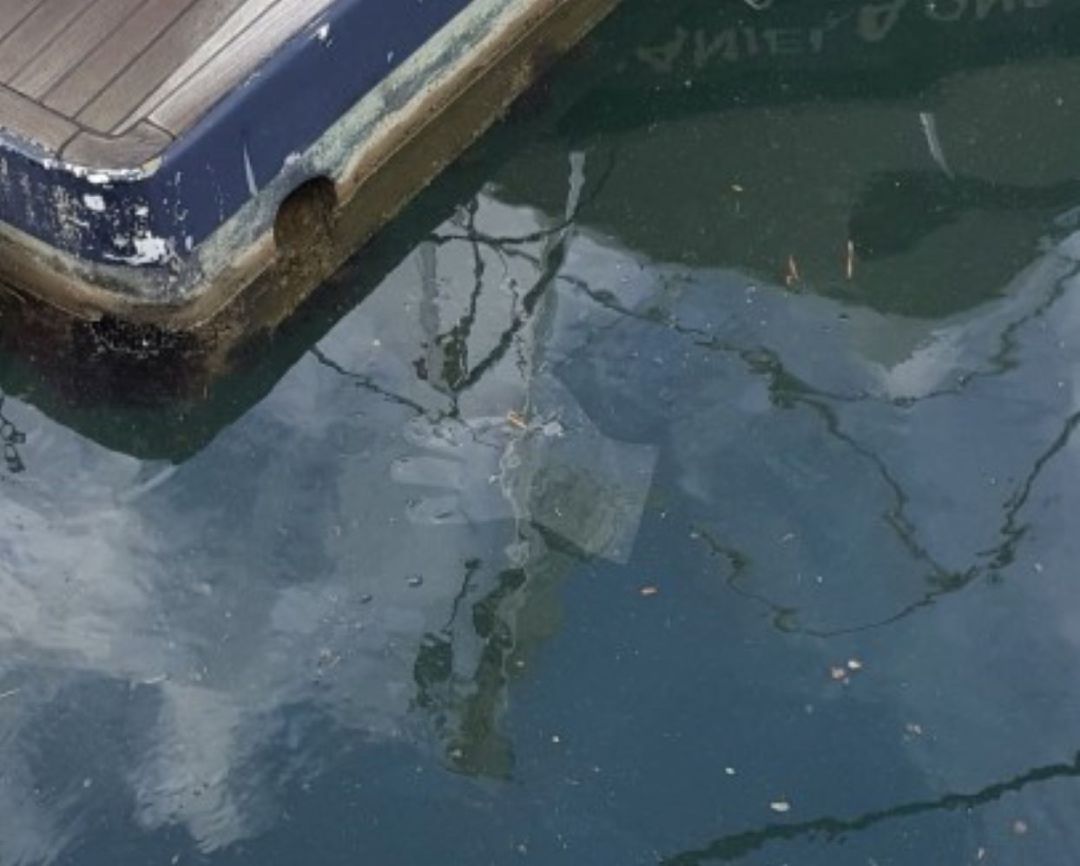 Els guants de plàstic utilitzats es poden convertir en perillosos residus contaminants. Els guants de plàstic utilitzats es poden convertir en perillosos residus contaminants.