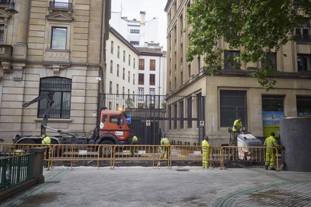 Trabajadores en una obra durante el cuarto día de la Fase 1 en la ciudad de Pamplona, en que se permite que los bares pueden abrir las terrazas al 50 por ciento de su capacidad, con un máximo de diez personas por mesa o agrupación de mesas Trabajadores en una obra durante el cuarto día de la Fase 1 en la ciudad de Pamplona, en que se permite que los bares pueden abrir las terrazas al 50 por ciento de su capacidad, con un máximo de diez personas por mesa o agrupación de mesas