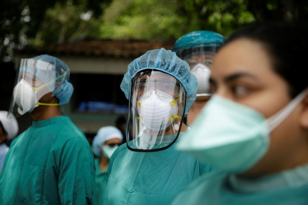 Los sanitarios siguen protegidos ante la virulencia de la pandemia. Los sanitarios siguen protegidos ante la virulencia de la pandemia.