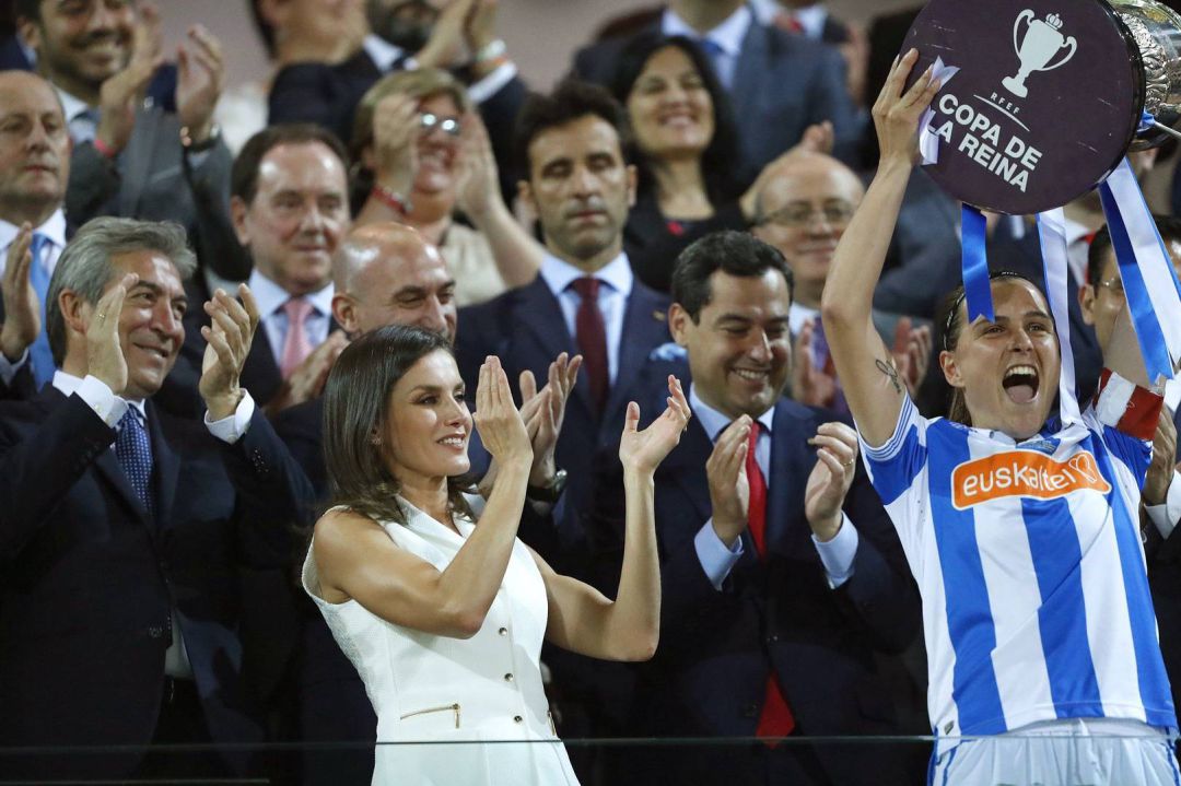 Sandra Ramajo levanta la Copa lograda por la Real en Granada hace un año Sandra Ramajo levanta la Copa lograda por la Real en Granada hace un año
