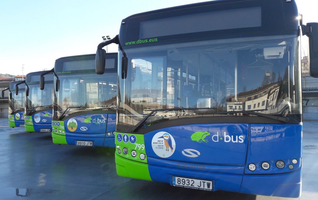 Imagen de archivo de varios vehículos de DBus. Imagen de archivo de varios vehículos de DBus.