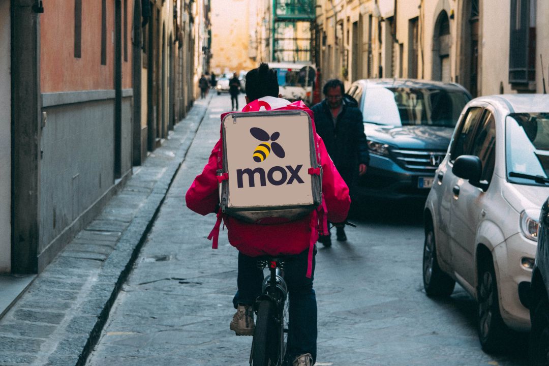 Repartidor de Mox en bicicleta trabajando Repartidor de Mox en bicicleta trabajando