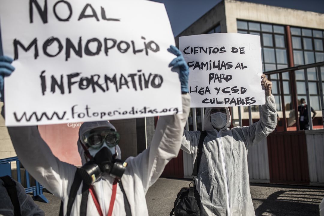 Protesta de los profesionales a la entrada de la Escuela de Fútbol de Mareo. Protesta de los profesionales a la entrada de la Escuela de Fútbol de Mareo.