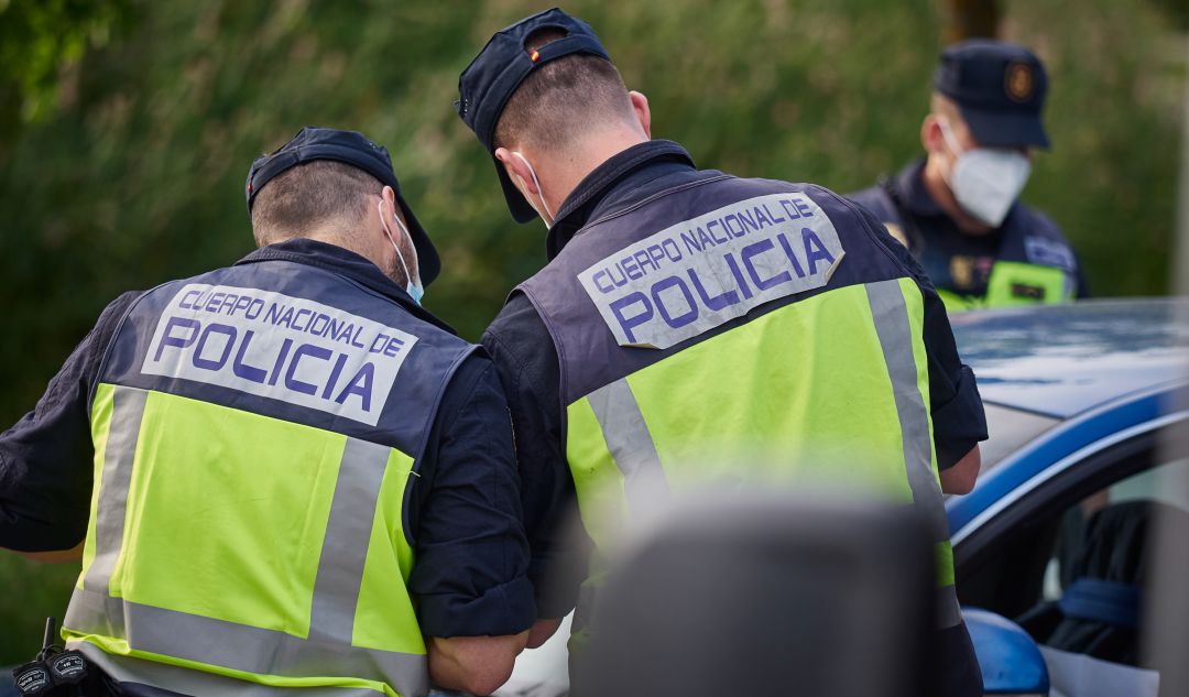 Dos agentes de Policía Nacional. Dos agentes de Policía Nacional.