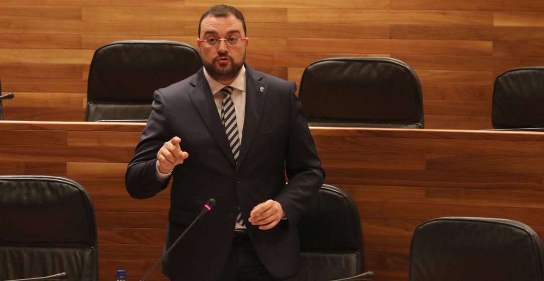 El presidente del Principado, Adrián Barbón, durante el pleno. El presidente del Principado, Adrián Barbón, durante el pleno.