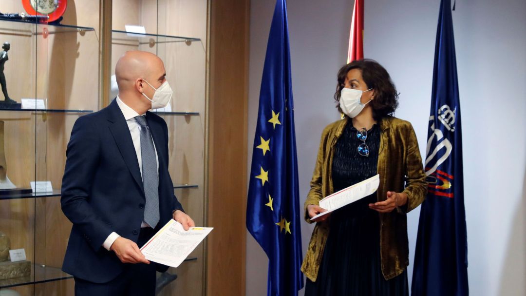 La presidenta del Consejo Superior de Deportes (AFE), Irene Lozano, y el presidente de la Federación Española de Fútbol (RFEF), Luis Rubiales (i), durante la firma de un acuerdo para crear un código de buena conducta del fútbol que ha tenido lugar este jueves en la sede del CSD. La elaboración y firma de ese código es uno de los puntos que las tres partes acordaron el pasado 18 de abril dentro de la llamados "Acuerdos de Viana", y es extensible al resto de actores de todos los deportes. Este código es aplicable a todos los directivos, gestores y agentes del fútbol y, además de servir como referencia para otros deportes profesionalizados, permitirá fortalecer un diálogo honesto y sincero y facilite las buenas relaciones entre las distintas instituciones futbolísticas. La presidenta del Consejo Superior de Deportes (AFE), Irene Lozano, y el presidente de la Federación Española de Fútbol (RFEF), Luis Rubiales (i), durante la firma de un acuerdo para crear un código de buena conducta del fútbol que ha tenido lugar este jueves en la sede del CSD. La elaboración y firma de ese código es uno de los puntos que las tres partes acordaron el pasado 18 de abril dentro de la llamados "Acuerdos de Viana", y es extensible al resto de actores de todos los deportes. Este código es aplicable a todos los directivos, gestores y agentes del fútbol y, además de servir como referencia para otros deportes profesionalizados, permitirá fortalecer un diálogo honesto y sincero y facilite las buenas relaciones entre las distintas instituciones futbolísticas.