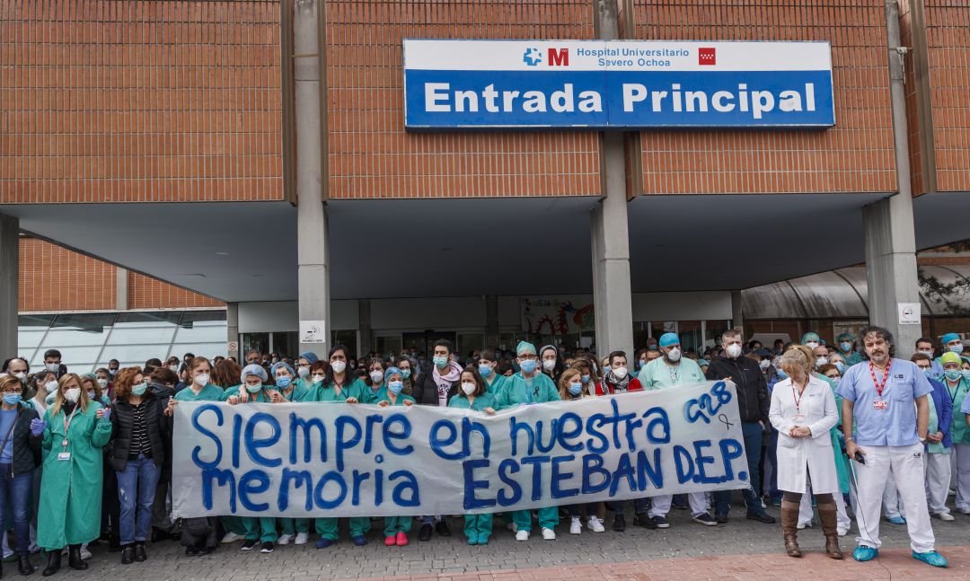 Trabajadores del Hospital Severo Ochoa homenajearon así a Esteban, un enfermero del centro fallecido el pasado mes de abril. Trabajadores del Hospital Severo Ochoa homenajearon así a Esteban, un enfermero del centro fallecido el pasado mes de abril.