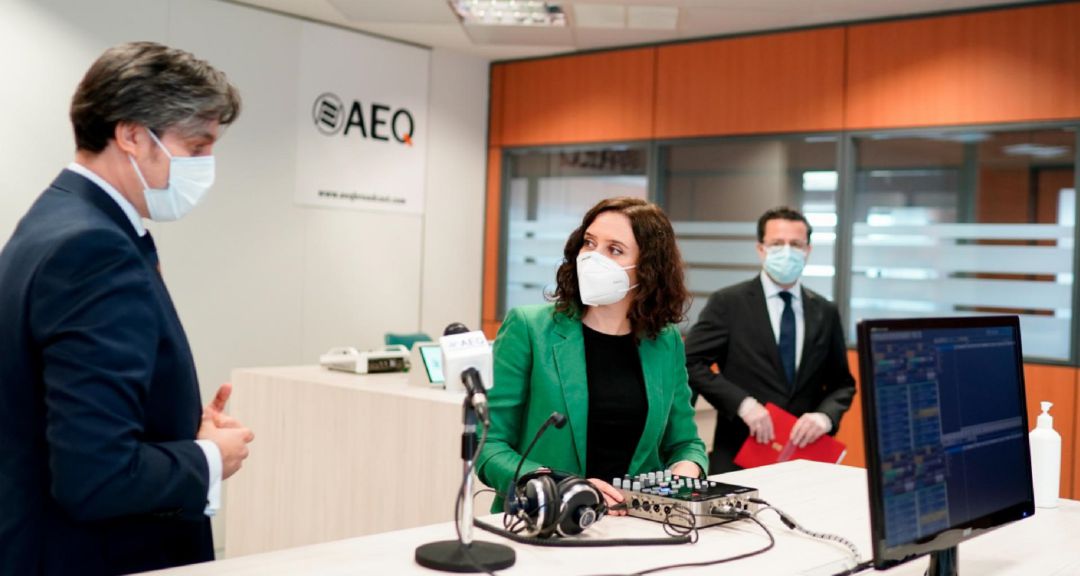 La presidenta madrileña ha estado acompañada en la reunión por los consejeros de Hacienda y Función Pública, Javier Fernández-Lasquetty, (d) y de Vivienda y Administración Local, David Pérez, que no aparece en la fotografía. La presidenta madrileña ha estado acompañada en la reunión por los consejeros de Hacienda y Función Pública, Javier Fernández-Lasquetty, (d) y de Vivienda y Administración Local, David Pérez, que no aparece en la fotografía.