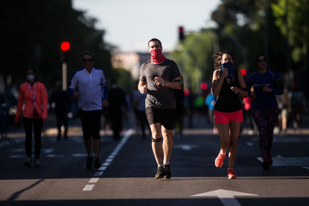 Varias personas protegidas con mascarillas sanitarias hacen deporte por la calle Menéndez Pelayo de Madrid. Varias personas protegidas con mascarillas sanitarias hacen deporte por la calle Menéndez Pelayo de Madrid.